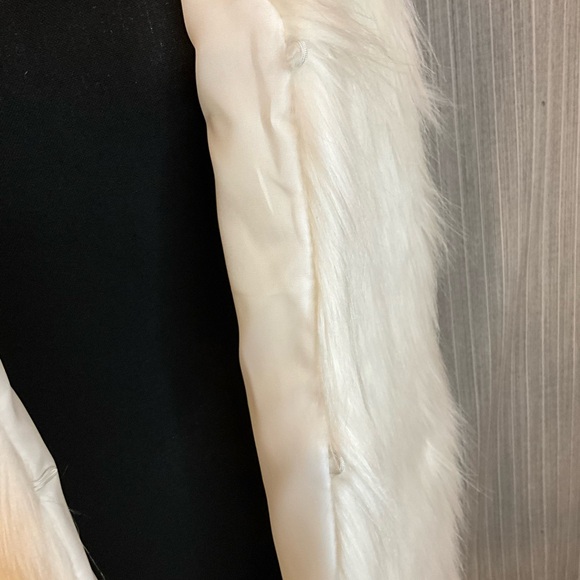 Ailubaodan Snow White Faux Fur Vest Fully Line Hook Eye Front Closure Sz m - Picture 5 of 6